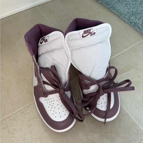 Nike Air Jordan 1 Retro High OG - Picture 2 of 4